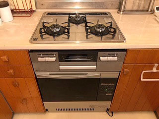 川崎市宮前区にお住まいのO様宅のビルトインガスコンロを「N3WQ6RWASKSI」に、オーブンを「NDR320CK」に交換させていただきました。
