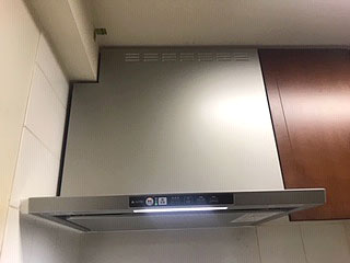 東京都小金井市にお住まいのS様宅のレンジフードを「TLR-3S-AP751SV」に交換させていただきました。