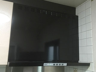 東京都足立区にお住まいのK様宅のレンジフードを「LGR-3R-AP901BK」に交換させていただきました。