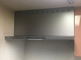 東京都世田谷区にお住まいのS様宅のレンジフードを「XGR-REC-AP903SV」に交換させていただきました。
