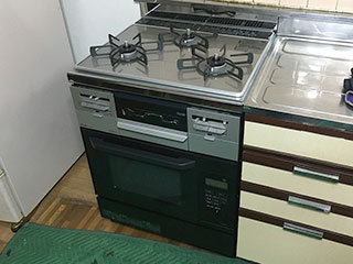 東京都杉並区にお住まいのA様宅のビルトインガスコンロを「RS31W28U12RVW」にオーブンを「RSR-S14E-B」に交換させていただきました。