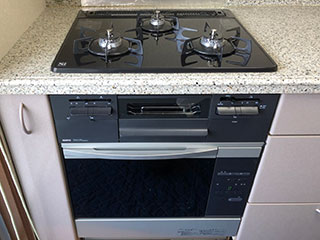 東京都世田谷区にお住まいのG様宅のビルトインガスコンロを「N3WQ6RWTS」にオーブンを「NDR320CK」に交換させていただきました