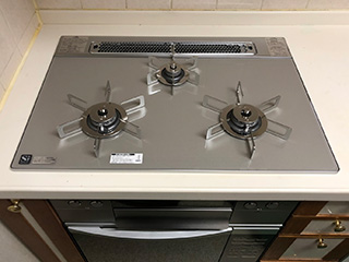 川崎市宮前区にお住まいのS様宅のビルトインガスコンロを「N3WR9PWAS6STES」にオーブンを「NDR420EK」交換させていただきました。