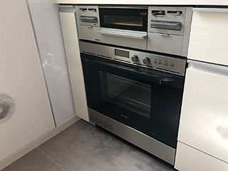 2021年3月29日、横浜市港南区にお住まいのT様宅のキッチンにリンナイのオーブン「S52シリーズ」RSR-S52C-STを新規に取付させていただきました。
