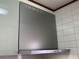 2022年2月5日、横浜市青葉区にお住まいのS様宅のレンジフードをリンナイ「LGRシリーズ」LGR-3R-AP751SVに交換させていただきました。